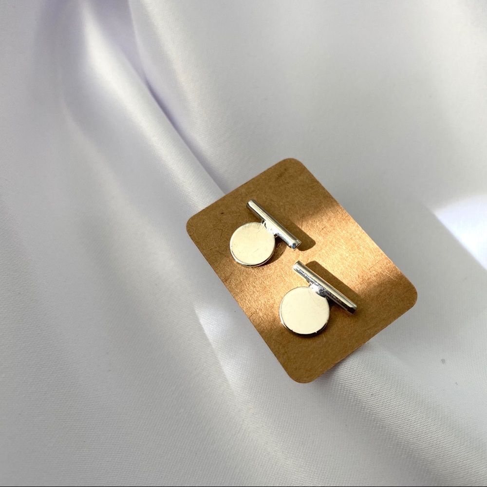 Minimalist stud earrings - Picture 2 of 7